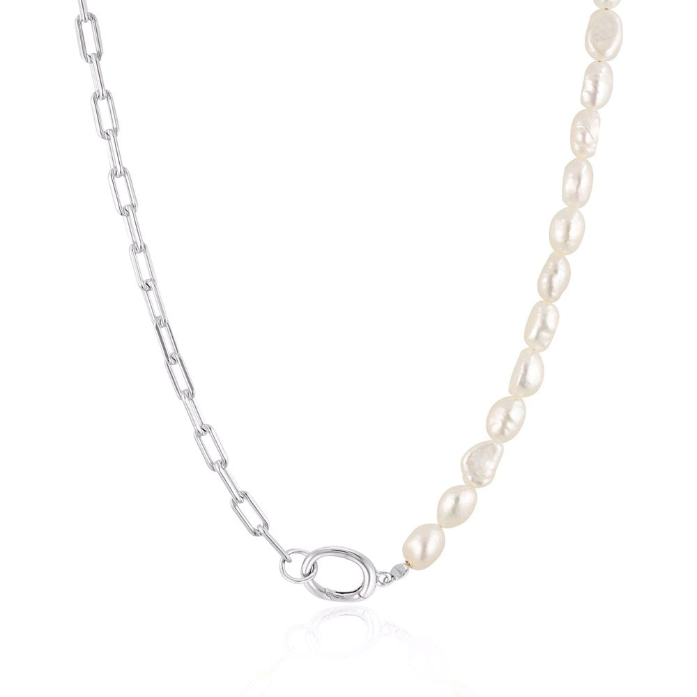 Linda Tahija paperclip necklace with baroque pearl accents, showcasing a stylish and elegant jewelry piece.