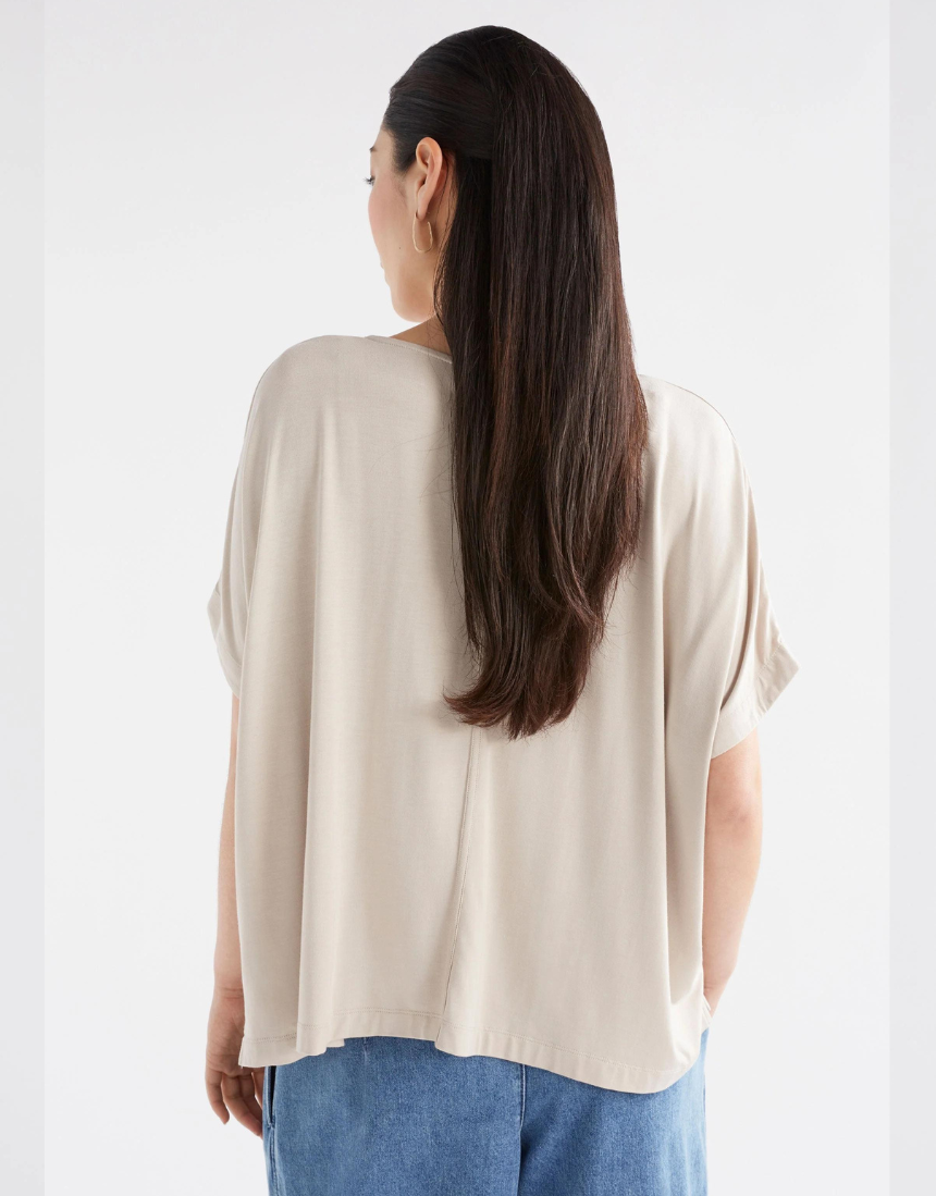 Elk Mytr flax-colored top, casual short-sleeve T-shirt with a relaxed fit, displayed on a plain background.