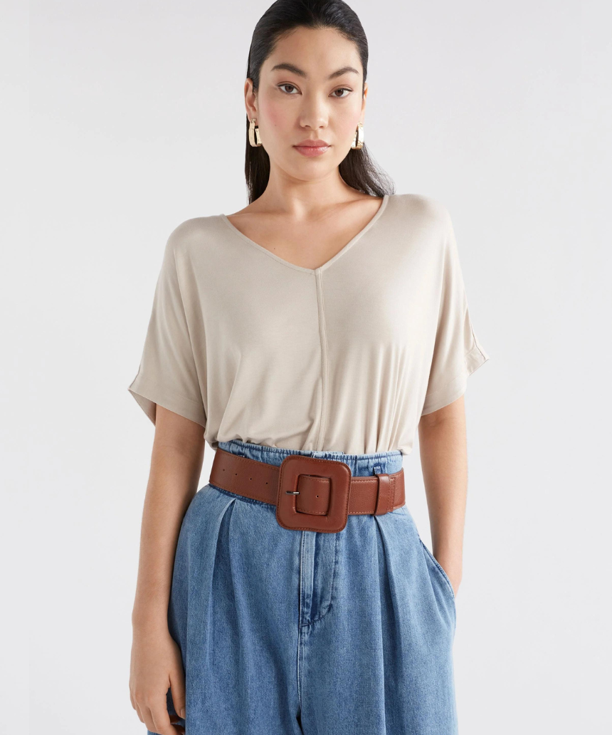 Elk Mytr flax top, a casual short-sleeve T-shirt with a relaxed fit, featuring a soft fabric and simple design.