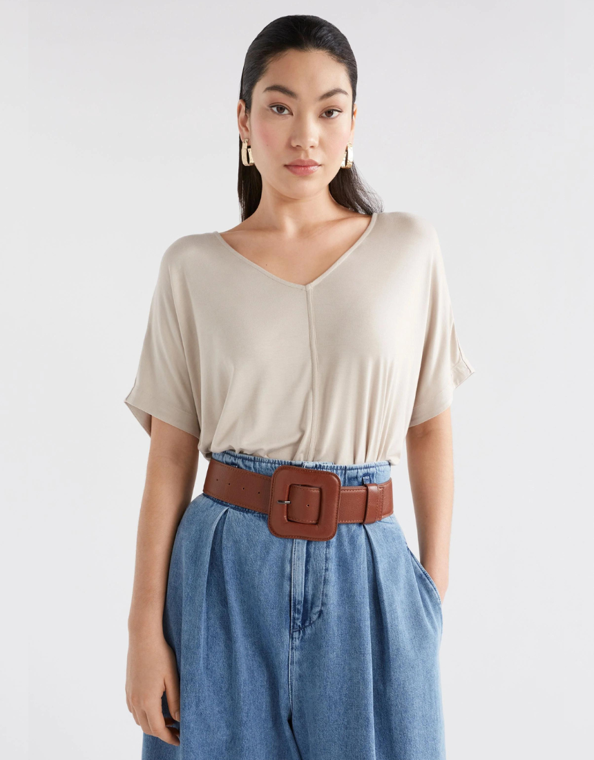 Elk Mytr flax top, a casual short-sleeve T-shirt with a relaxed fit, featuring a soft fabric and simple design.