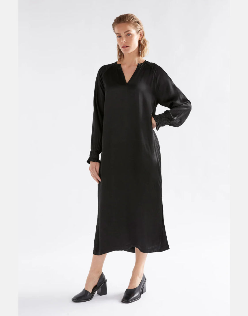 Elk Karta Dress, stylish clothing with a relaxed fit, featuring a soft fabric and modern design, shown in a casual outdoor setting.
