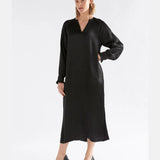 Elk Karta Dress, stylish clothing with a relaxed fit, featuring a soft fabric and modern design, shown in a casual outdoor setting.
