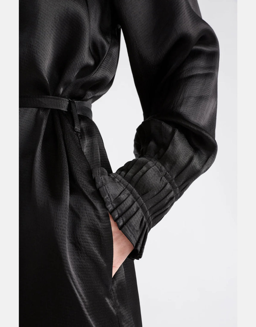 Elk Karta Dress in black, lightweight clothing with a relaxed fit, displayed on a model, showcasing casual fashion style.