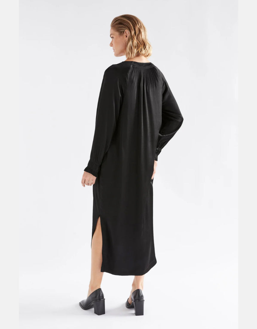 Elk Karta Dress in stylish fabric with a relaxed fit, featuring a flowy silhouette and subtle pattern.