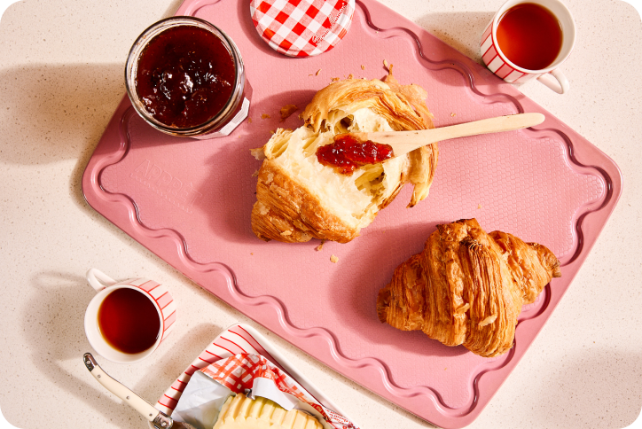 Pink Maison Apprêt Classique chopping board with a smooth surface and sturdy design, ideal for food preparation.
