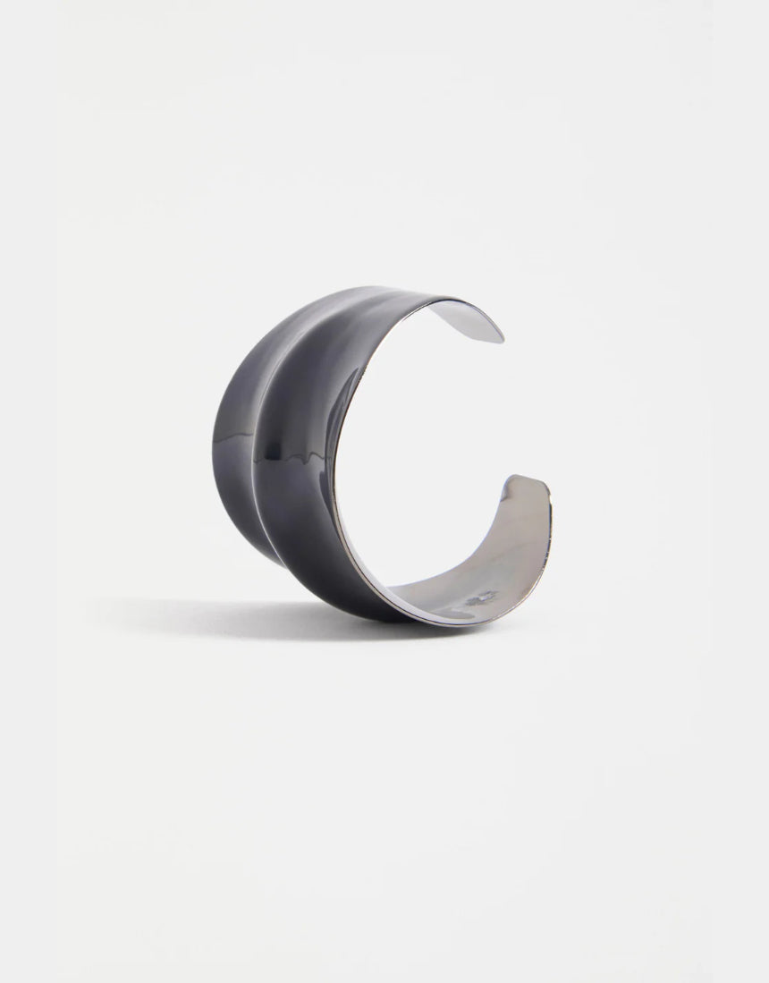 Elk Illsta Cuff bracelet in bright navy with sleek metal design, showcasing its modern and stylish accessory appearance.