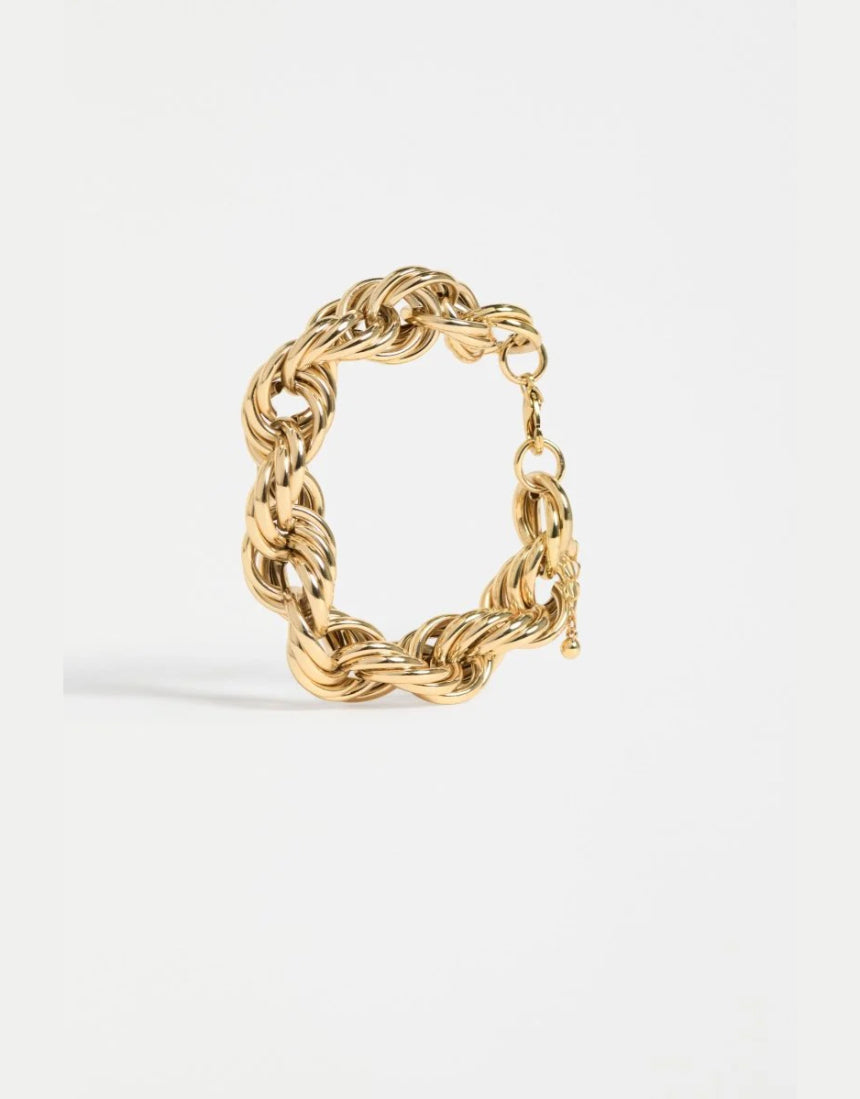 Elk Reppen gold bracelet featuring sleek, minimalist design with smooth metal finish, stylish accessory for everyday wear.