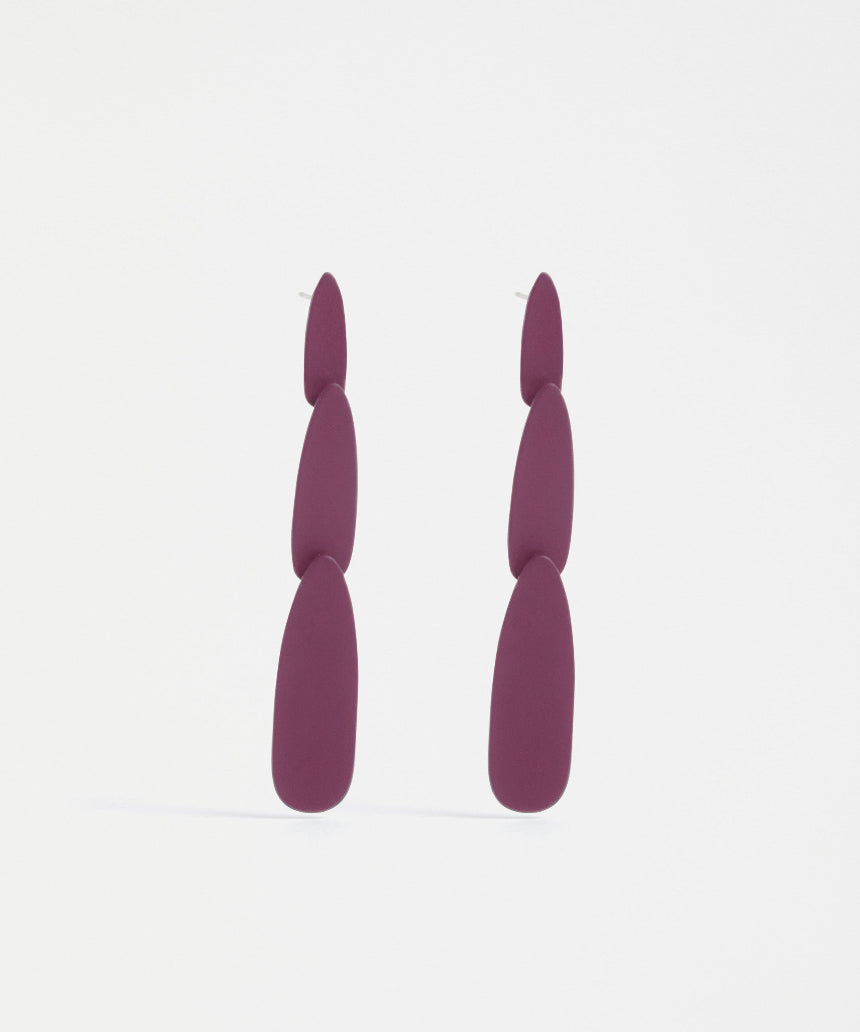 Pink berry Elk Niiv earrings with sleek design and gold accents, perfect for stylish accessories.