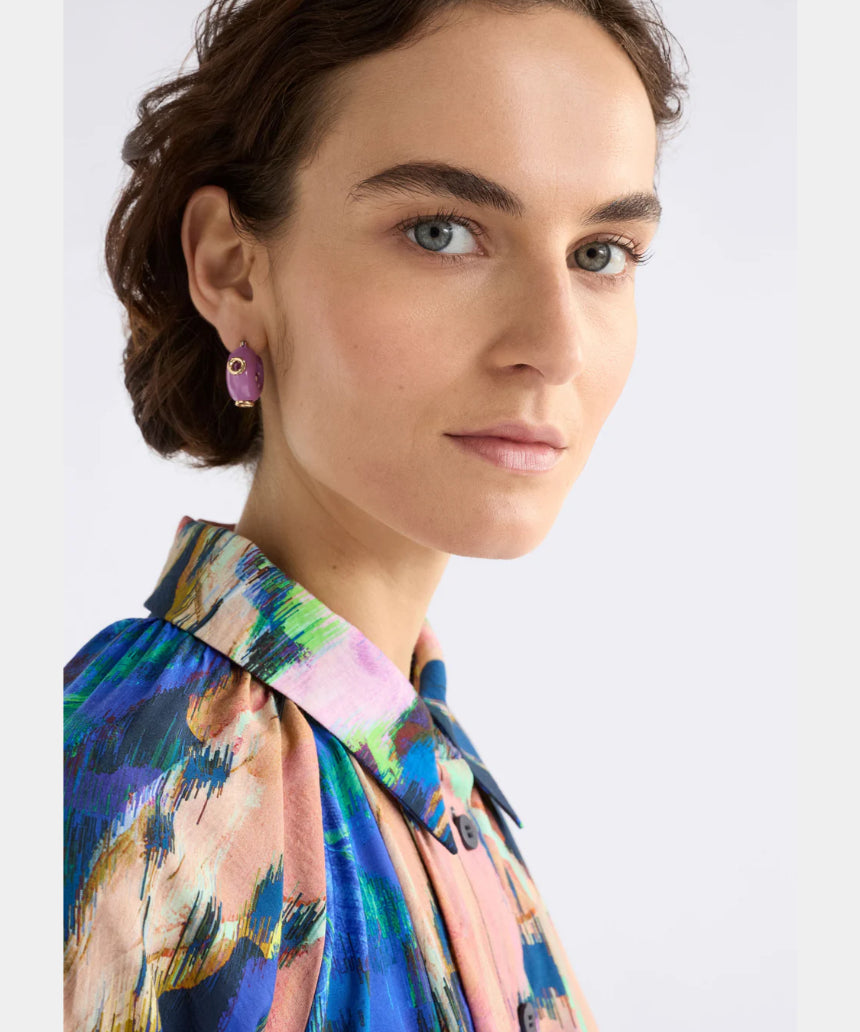 Lilac Elk Jans hoop earrings featuring a stylish and modern design, perfect for adding a pop of color to your outfit.