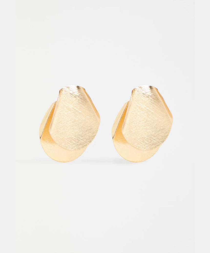 Gold Elk Villt Earring featuring a sleek, modern design with a polished finish and intricate detailing.