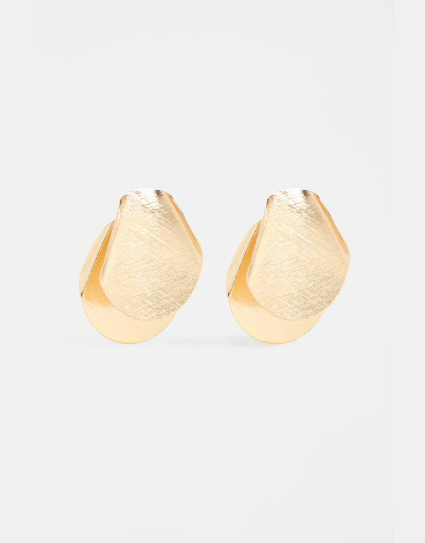 Gold Elk Villt Earring featuring a sleek, modern design with a polished finish and intricate detailing.