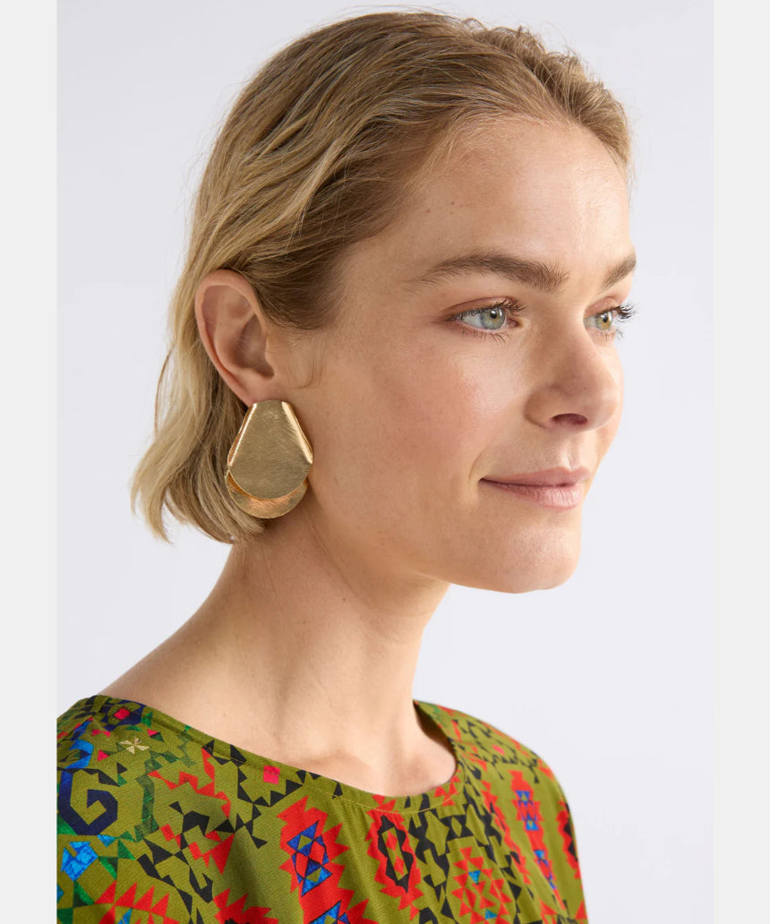 Gold Elk Villt Earring featuring intricate design, crafted for stylish wear, with a polished finish and elegant detailing.