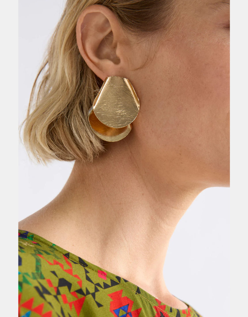 Gold Elk Villt Earring featuring a sleek, modern design with a polished finish, perfect for elegant everyday wear.