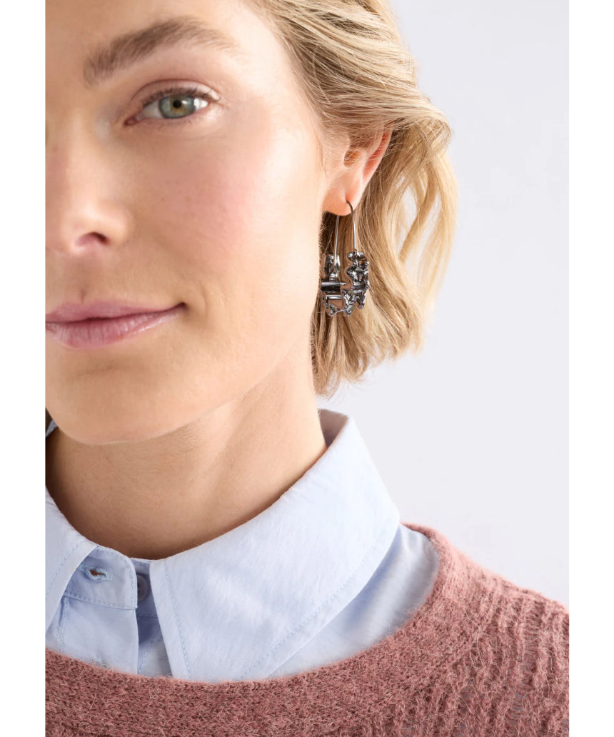 Elk Andel hoop earring in gunmetal with a sleek, circular design, displayed against a neutral background.