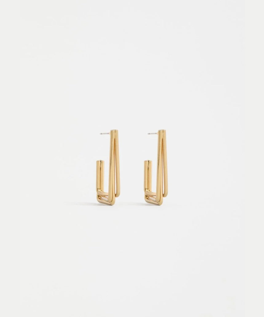 Gold Elk Sokar earring featuring intricate design, shiny finish, and elegant craftsmanship in a classic jewelry style.
