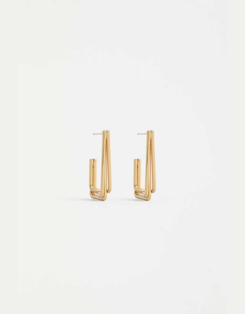 Gold Elk Sokar earring featuring intricate design, shiny finish, and elegant craftsmanship in a classic jewelry style.