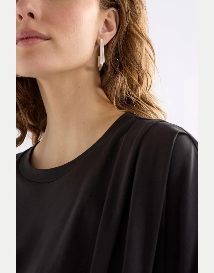 Silver Elk Sokar Earring featuring intricate designs, showcasing a stylish and elegant jewelry piece for pierced ears.