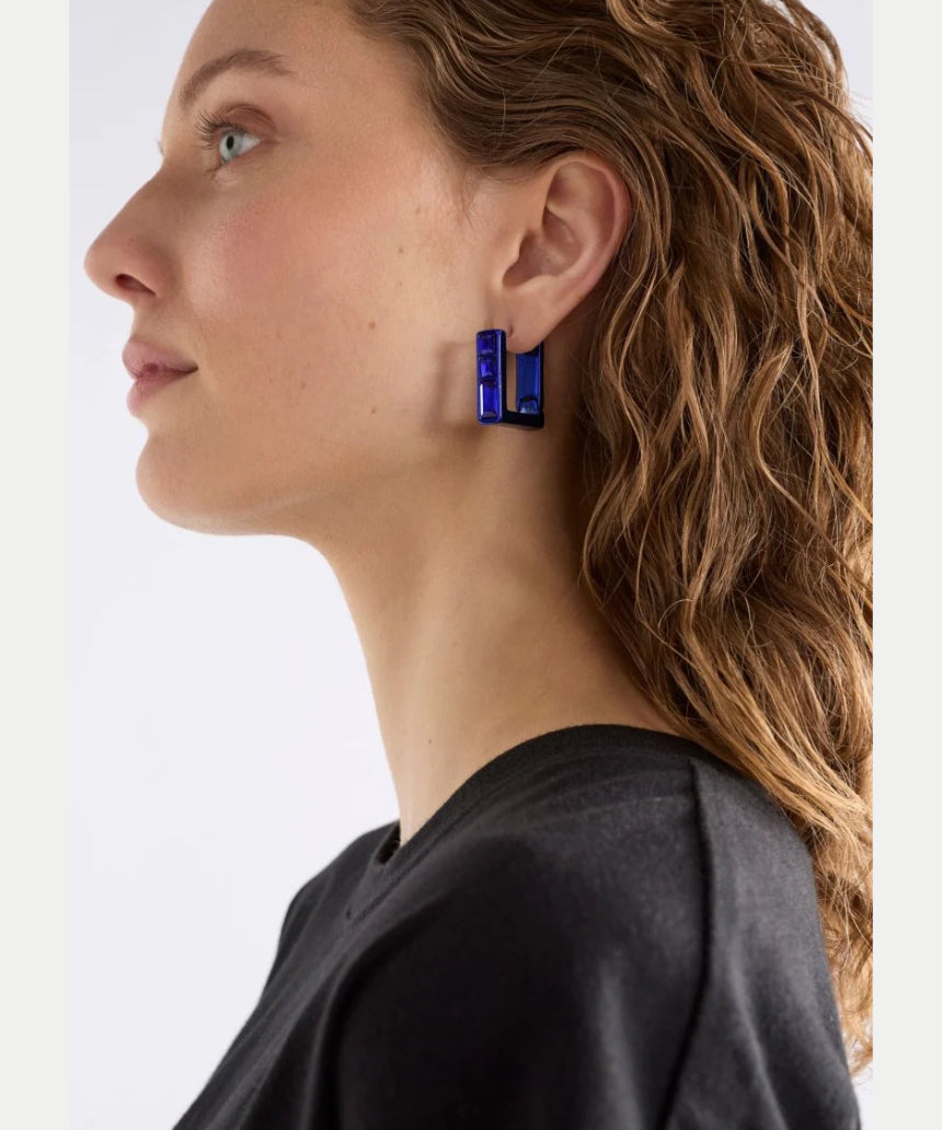 Elk Jilsa small navy hoop earring, lightweight jewelry with a sleek design, perfect for everyday wear.