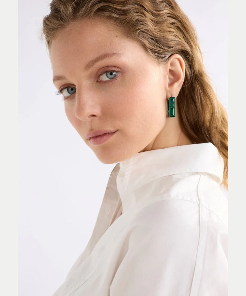 Elk Jilsa small hoop earring in forest green with gold-tone details, showcasing the stylish jewelry design.