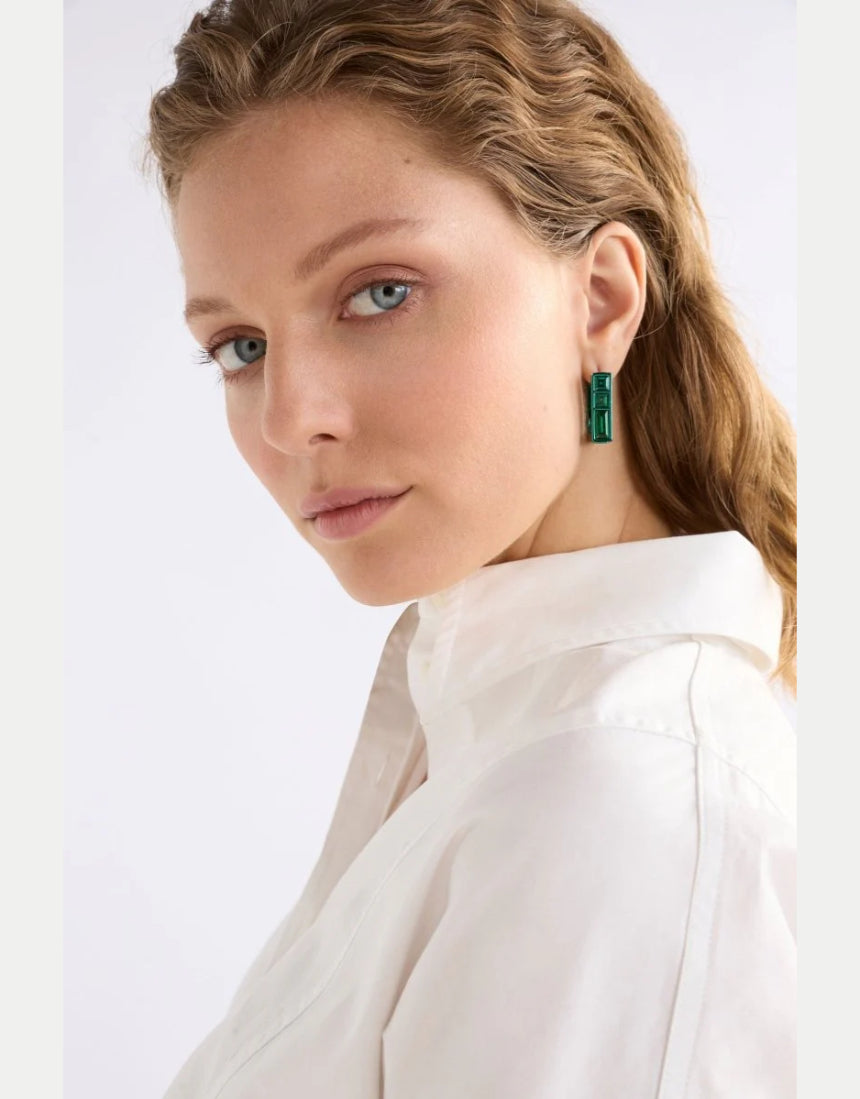 Elk Jilsa small hoop earring in forest green with gold-tone details, showcasing the stylish jewelry design.