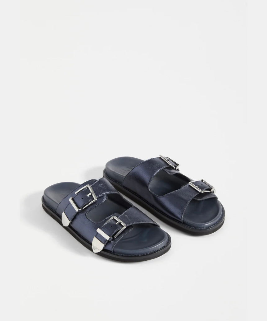 Elk Spenne Sandal in navy blue, casual shoes with open toes and ankle straps, stylish and comfortable for warm weather.