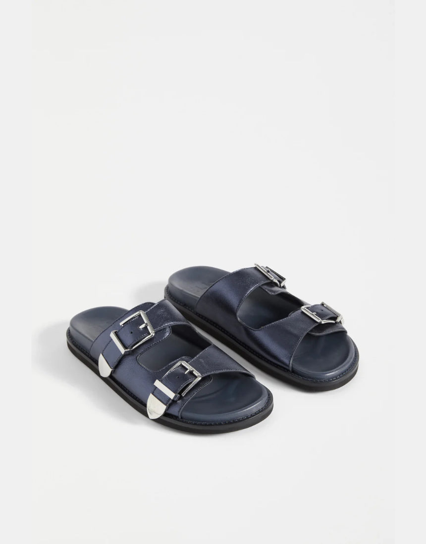 Elk Spenne Sandal in navy blue, casual shoes with open toes and ankle straps, stylish and comfortable for warm weather.