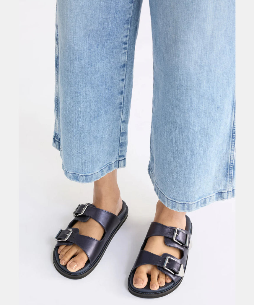 Navy Elk Spenne Sandal shoes with ankle straps and open toe design, casual footwear for warm weather.