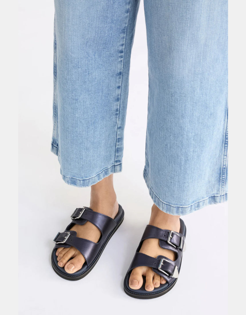 Navy Elk Spenne Sandal shoes with ankle straps and open toe design, casual footwear for warm weather.