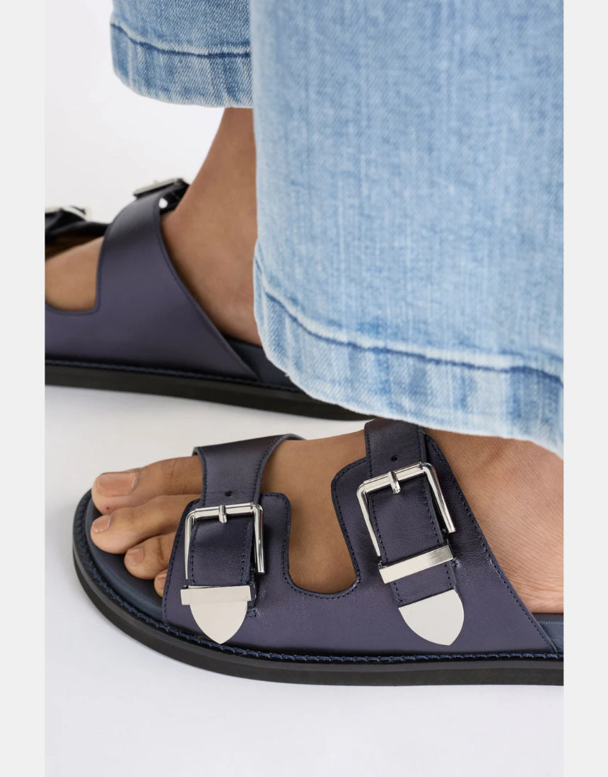 Navy Elk Spenne sandal shoes with open toe design and ankle strap, casual footwear for warm weather.