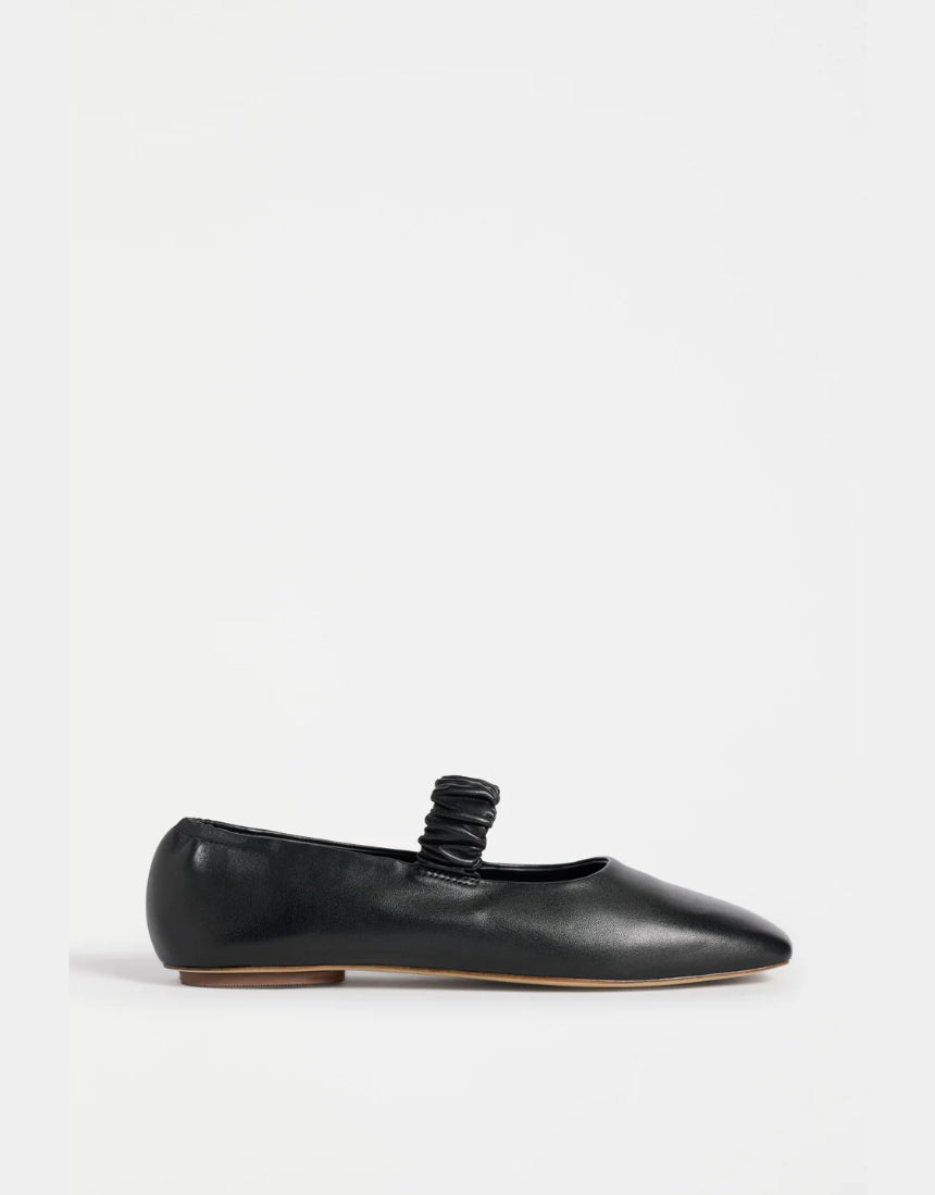 Black Elk Kuren flat shoes with sleek design and comfortable fit, featuring smooth leather material and simple slip-on style.