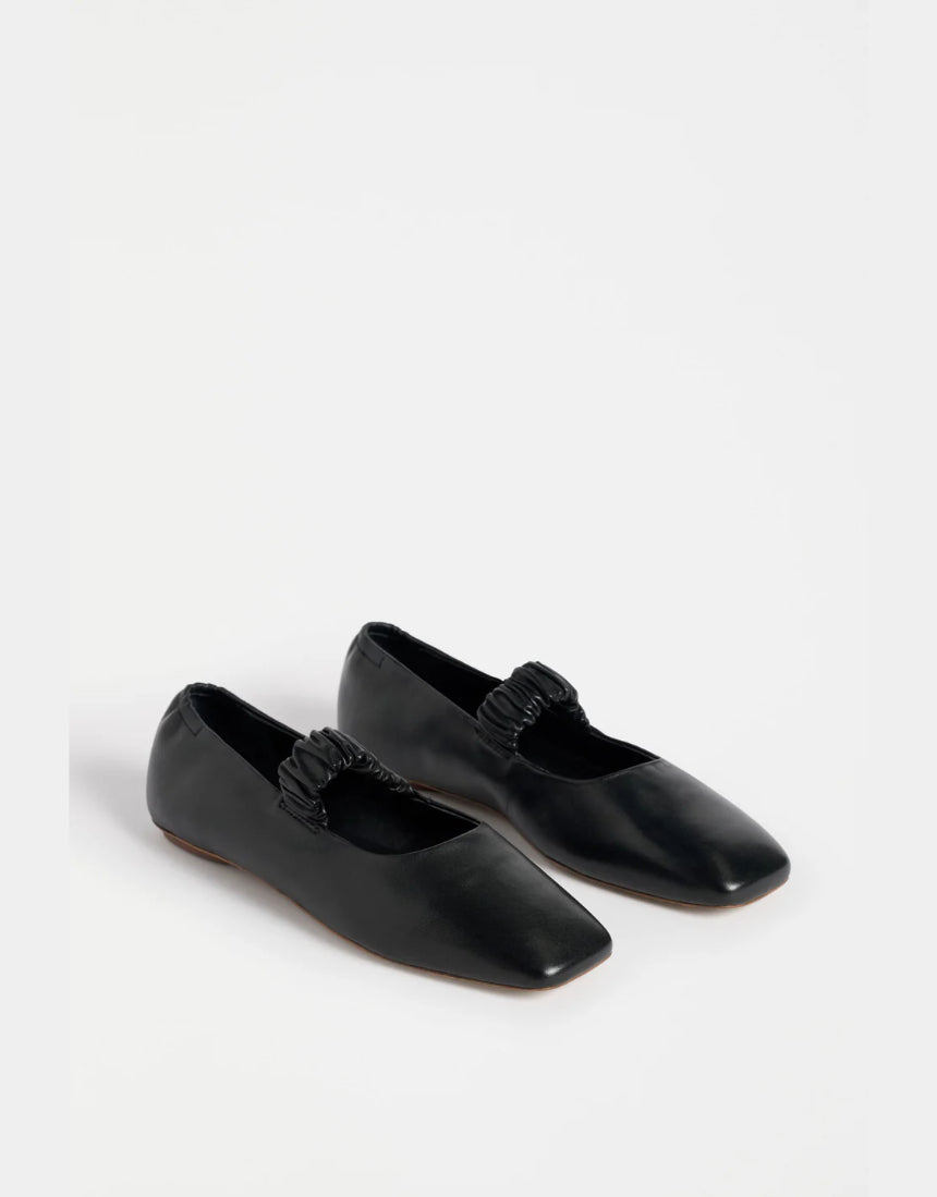 Black Elk Kuren flat shoes with sleek design and rounded toe, perfect for casual and everyday wear.