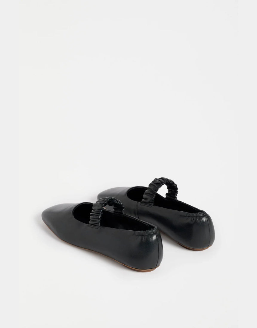 Black Elk Kuren flat shoes with a sleek, minimalist design, featuring comfortable slip-on style and smooth leather finish.