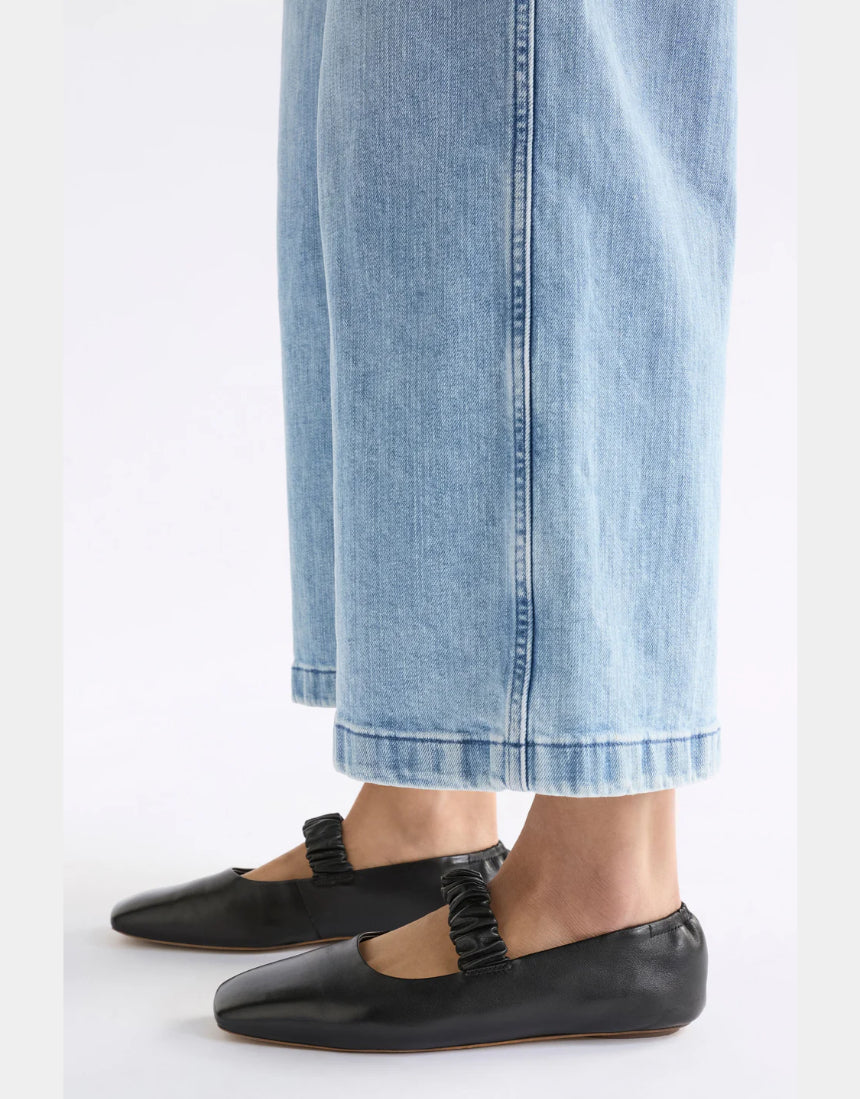 Black Elk Kuren flat shoes with sleek design and comfortable fit, perfect for casual or office wear.