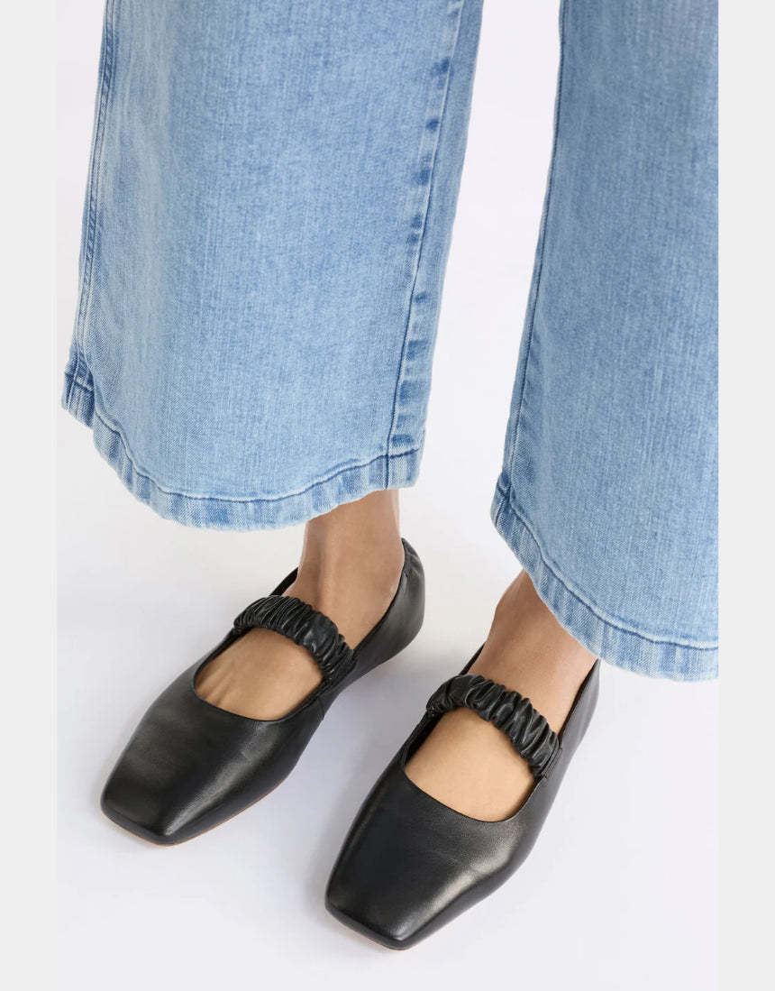 Black Elk Kuren flat shoes with sleek design and comfortable fit, featuring a smooth leather finish and stylish silhouette.