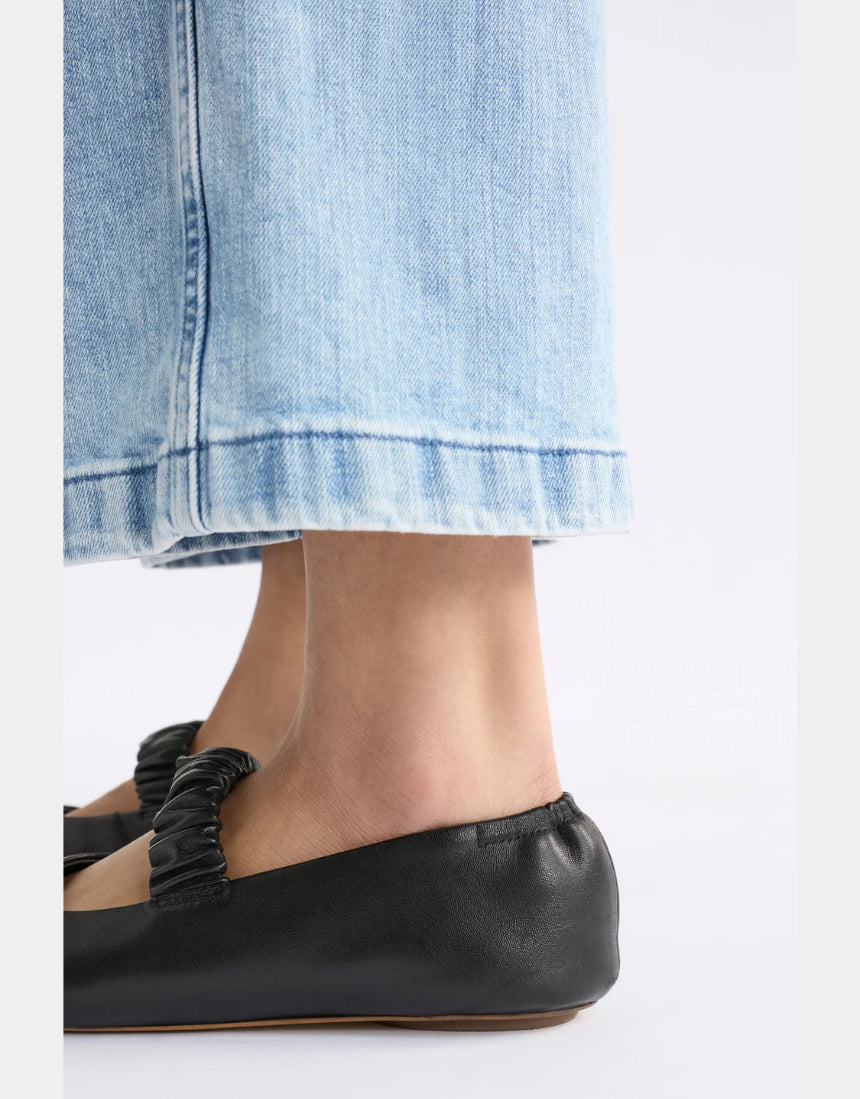 Black Elk Kuren flat shoes with sleek design, featuring comfortable slip-on style and subtle detailing.