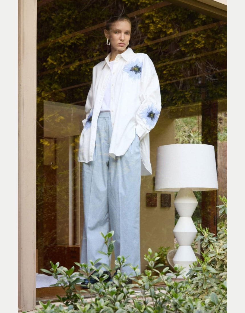 Elk Eiren relaxed shirt in soft fabric, shown in a casual fit with a collar and long sleeves, styled on a model.
