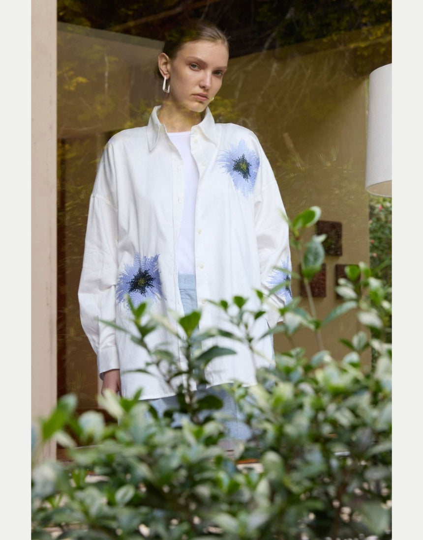 Relaxed Elk Eiren shirt in soft fabric, featuring a casual fit with a classic collar and button-front design.