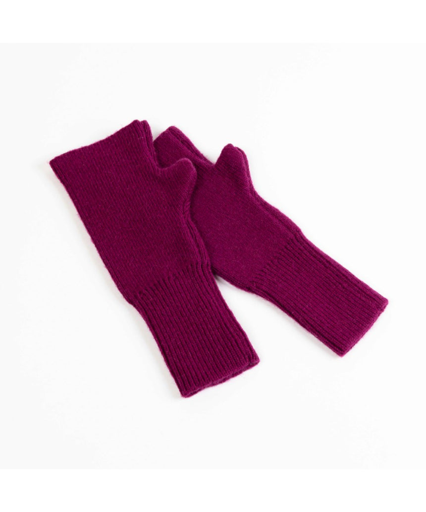 Maison Fanli Julia mittens in vibrant fuchsia color, cozy gloves with a stylish design, perfect for cold weather.