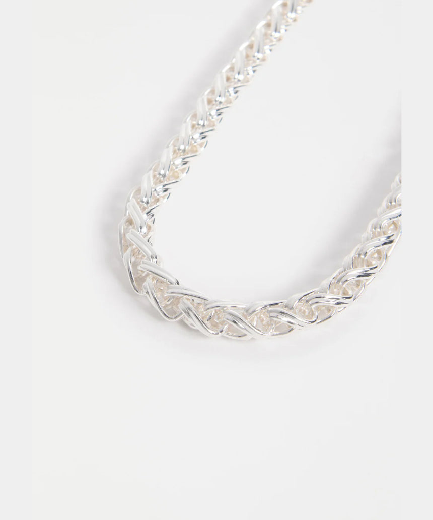 Silver Elk Samman Necklace featuring a sleek design, displayed on a neutral background, highlighting its elegant craftsmanship.