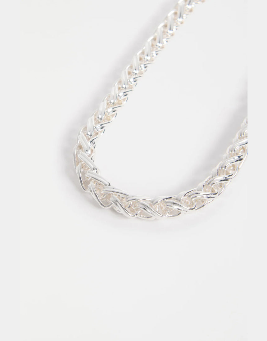 Silver Elk Samman Necklace featuring a sleek design, displayed on a neutral background, highlighting its elegant craftsmanship.