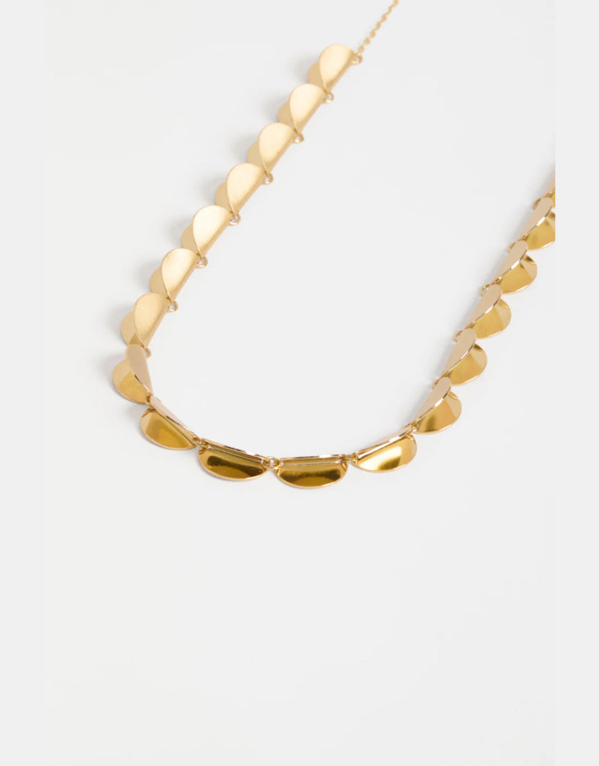 Elk Fossen necklace in gold with delicate chain and pendant, showcasing elegant jewelry design.