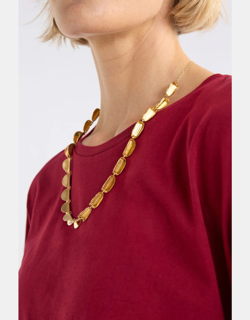 Elk Fossen Necklace in gold with delicate chain and pendant, showcasing elegant jewelry craftsmanship.