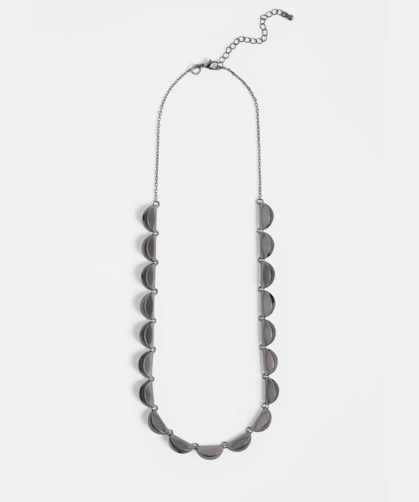 Elk Fossen Necklace in gunmetal with sleek chain and modern pendant, stylish jewelry accessory for everyday wear.