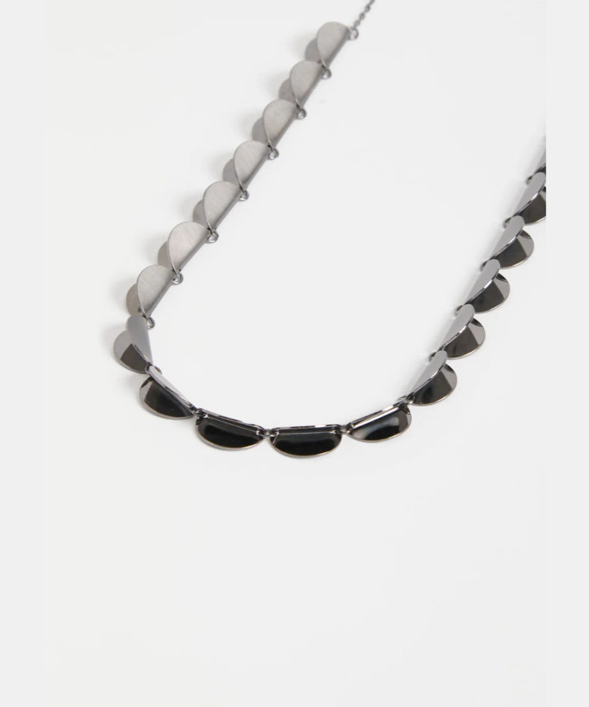 Elk Fossen Necklace in gunmetal with layered chain design, featuring a modern, minimalist style for everyday wear.