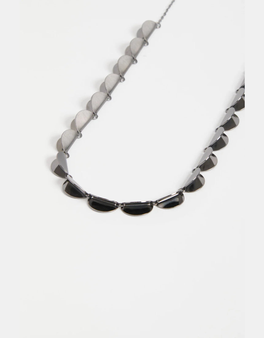 Elk Fossen Necklace in gunmetal with layered chain design, featuring a modern, minimalist style for everyday wear.