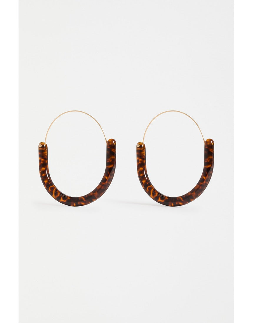ELK The Label Aki hoop earring in tortoiseshell speckle with a round, stylish design, showcasing the textured finish and bold pattern.