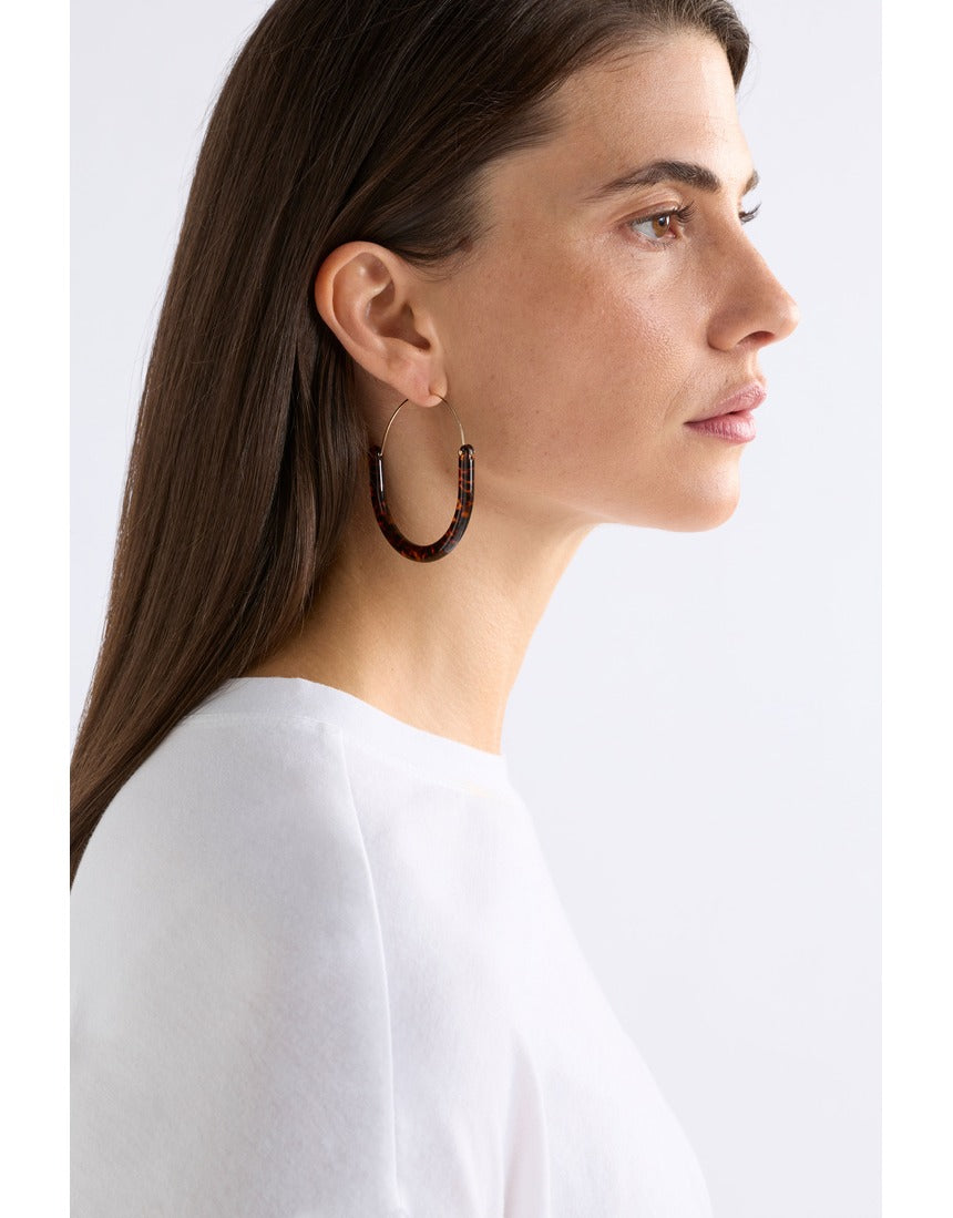 ELK The Label Aki hoop earring in tortoiseshell speckle with a round, lightweight design and gold-tone accent.