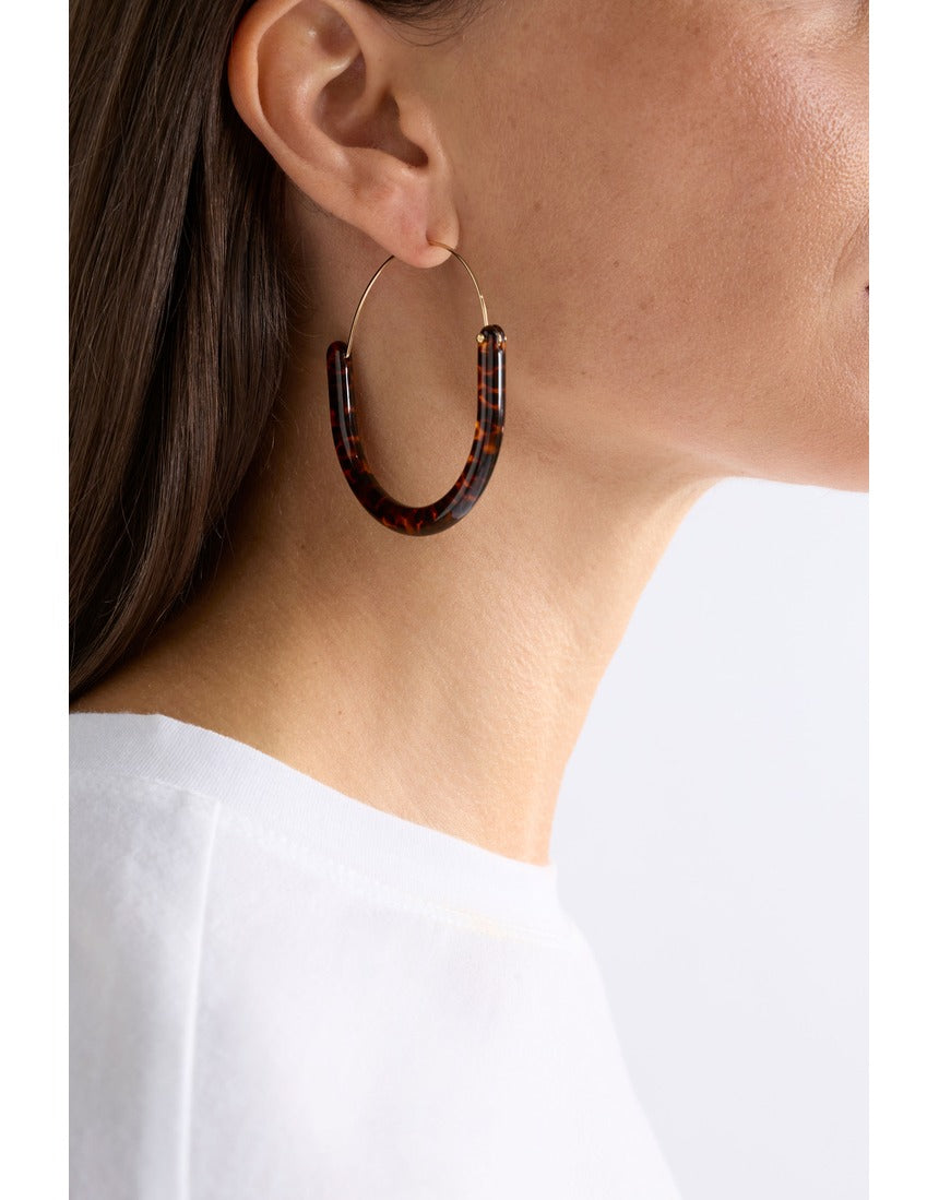 ELK The Label Aki Hoop Earring in tortoiseshell speckle, showcasing a stylish round earring with a tortoiseshell pattern.