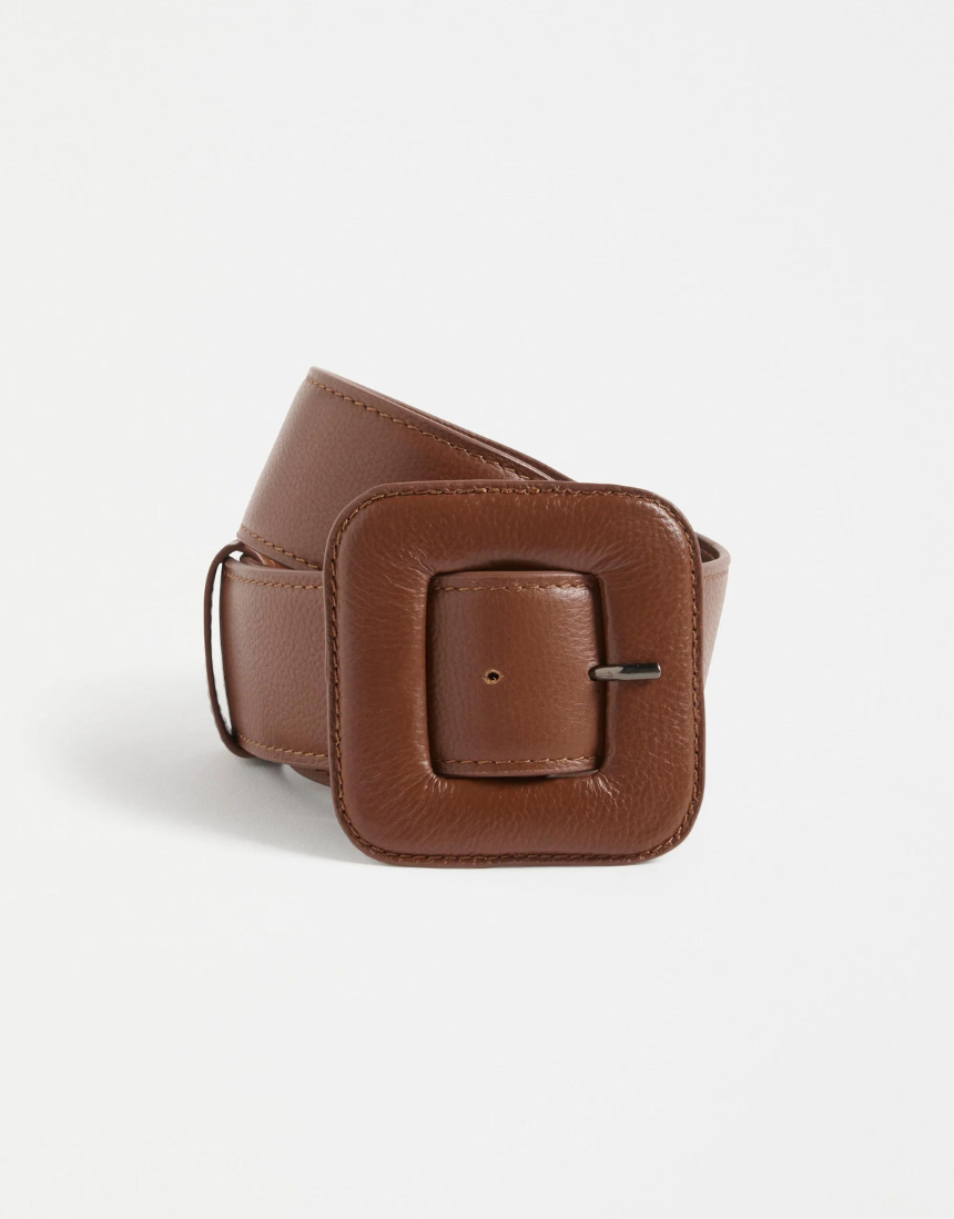 Tan Elk Trin belt in small size with a sleek design, featuring a smooth leather finish and metal buckle.