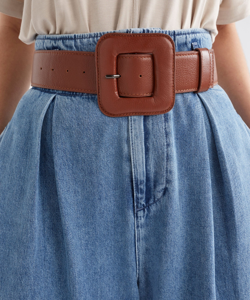 Elk Trin Belt in tan leather, showcasing a stylish belt with a silver buckle, available in XS and S sizes.